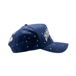 Gorra Dandy Hats Anniversary Blue azul con bordado de aniversario en relieve 3D, vista lateral