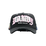 Gorra Dandy Hats Beverly Hills negra con leyenda Beverly Hills en relieve 3D de alta densidad, vista frontal