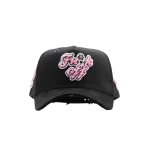 Gorra Dandy Hats Fck Off Snapback negra con texto FCK OFF en relieve 3D de alta densidad, vista frontal