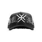 Gorra Dandy Hats Checkmate negra con bordado denso y visera de gamuza, vista frontal