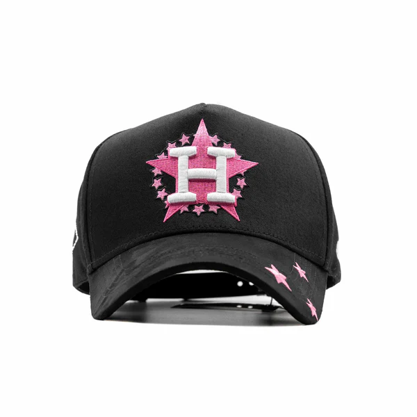 Dandy Hats Clave Ali Junior H Gorra Dandy Hats Clave Ali Junior H negra con relieve 3D Clave Ali, vista frontal