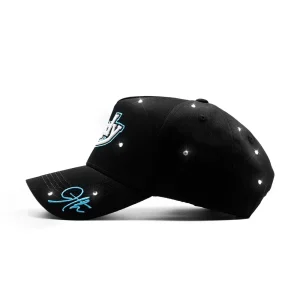 Gorra Dandy Hats Dutch 9th Anniversary negra con emblema Dutch 9th Anniversary bordado en alto volumen, vista lateral