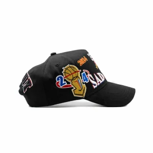 Gorra Dandy Hats x Junior H Como Jordan negra con bordado Como Jordan en alto relieve, vista lateral