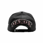 Gorra Dandy Hats x Junior H Como Jordan negra con bordado Como Jordan en alto relieve, vista trasera
