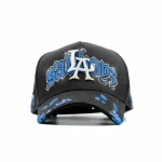 Gorra Dandy Hats x Junior H Ángel Azul negra con tipografía Ángel Azul en relieve 3D, vista frontal