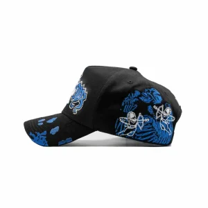 Gorra Dandy Hats x Junior H Ángel Azul negra con tipografía Ángel Azul en relieve 3D, vista lateral