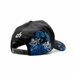 Gorra Dandy Hats x Junior H Ángel Azul negra con tipografía Ángel Azul en relieve 3D, vista trasera