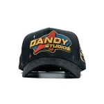 Gorra Dandy Hats Studios Hat negra con logo Dandy Studios bordado en relieve 3D, vista frontal