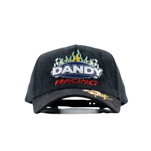 Gorra Dandy Red Logo Racing Hat negra con logo rojo bordado en relieve 3D, vista frontal