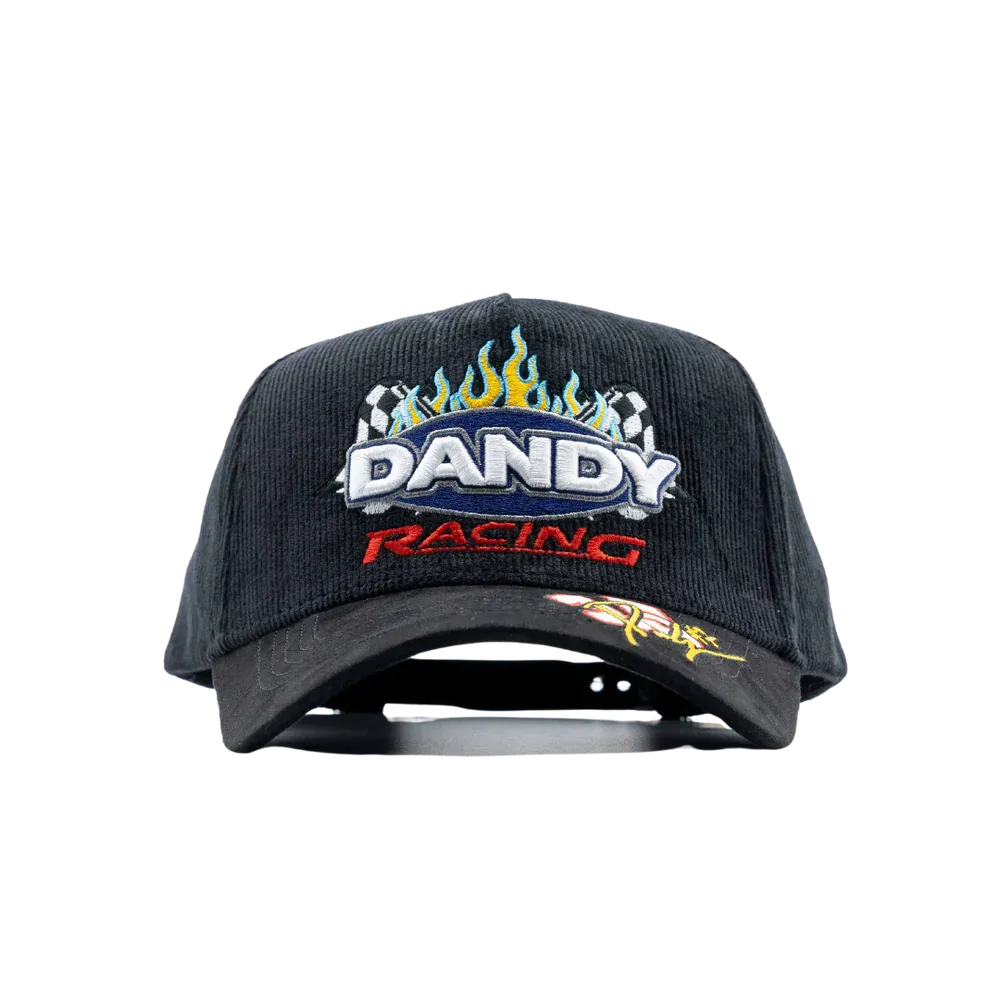 Dandy Red Logo Racing Hat Gorra Dandy Red Logo Racing Hat negra con logo rojo bordado en relieve 3D, vista frontal
