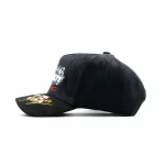 Gorra Dandy Red Logo Racing Hat negra con logo rojo bordado en relieve 3D, vista lateral