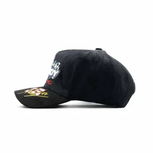 Gorra Dandy Red Logo Racing Hat negra con logo rojo bordado en relieve 3D, vista lateral