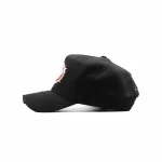 Gorra Dandy Hats Over Everything Dandy negra con tipografía Over Everything Dandy en relieve 3D, vista lateral