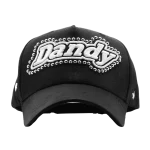 Gorra Dandy Hats Stars & Studs negra con estrellas y tachuelas metálicas en relieve 3D, vista frontal