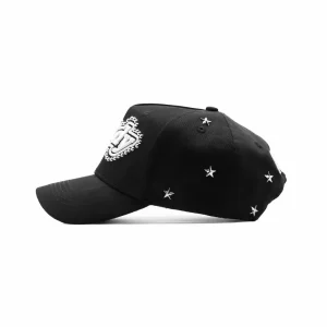 Gorra Dandy Hats Stars & Studs negra con estrellas y tachuelas metálicas en relieve 3D, vista lateral