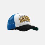 Gorra Dandy Hats Chunky Dandy trucker blanca y azul con logo cow print, vista lateral derecha