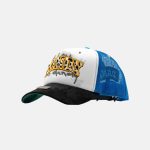 Gorra Dandy Hats Chunky Dandy trucker blanca y azul con logo cow print, vista lateral izquierda